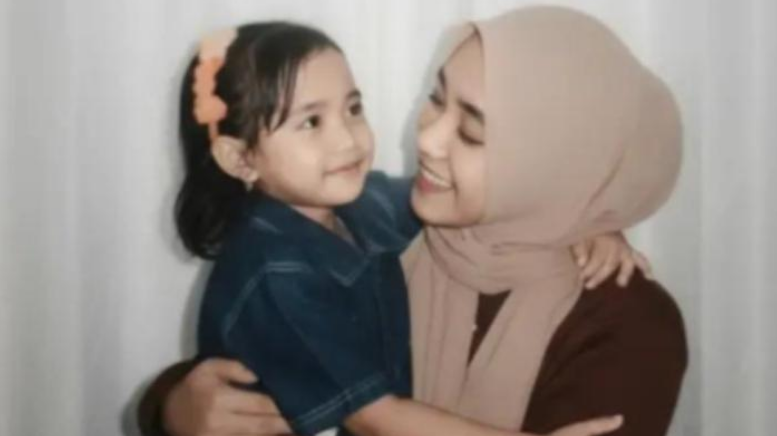 Mengintip fenomena tren potret netizen bersama sosok masa kecilnya di media sosial (Instagram.com/@jakarta.keras)