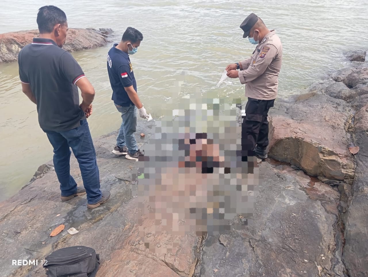 MENGAPUNG: Polsek Pemangkat menangani penemuan sesosok mayat yang mengapung di tepi Pantai Tanjung Batu, Desa Pemangkat Kota, Kecamatan Pemangkat.