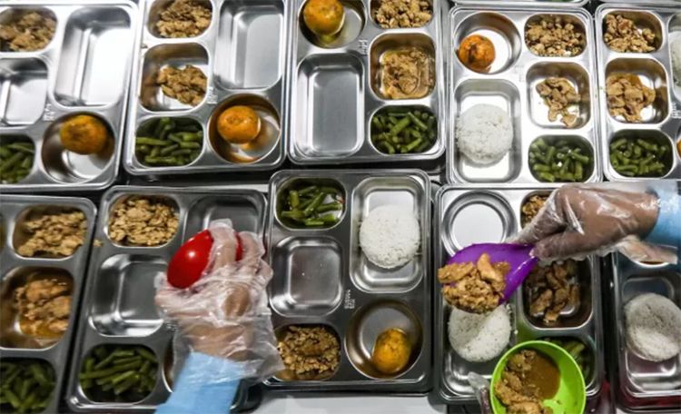 Ilustrasi menyiapkan makan bergizi gratis (MBG).