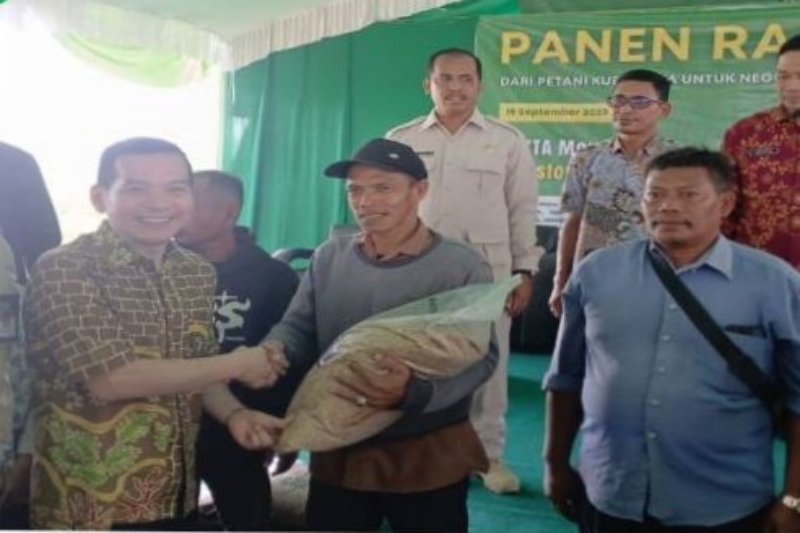 Panen Raya Padi di Desa Parit Baru Kubu Raya, Jumat (19/9).