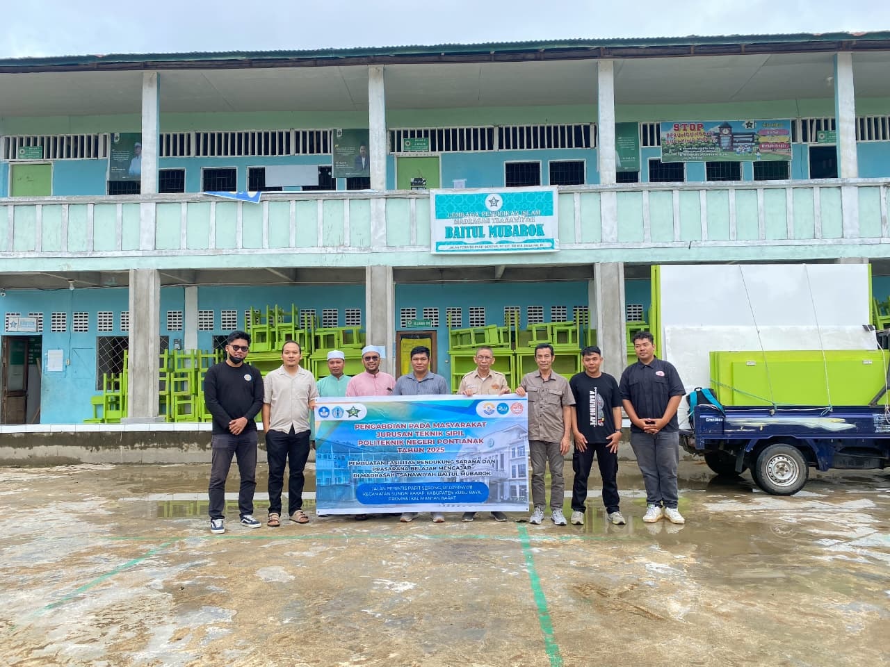 FOTO BERSAMA: Tim PKM Jurusan Teknik Sipil Polnep foto bersama Kepala MTs Baitul Mubaroq saat penyerahan bantuan fasilitas belajar mengajar.&nbsp;