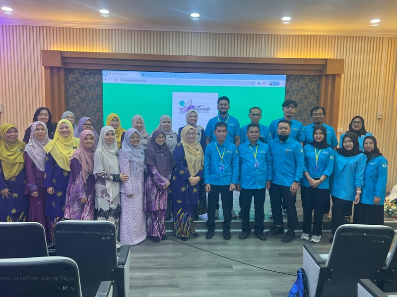 LUNCURKAN: Tim dosen Jurusan Akuntansi Polnep bersama anggota PUSPANITA Politeknik Kuching saat peluncuran aplikasi keuangan sederhana.