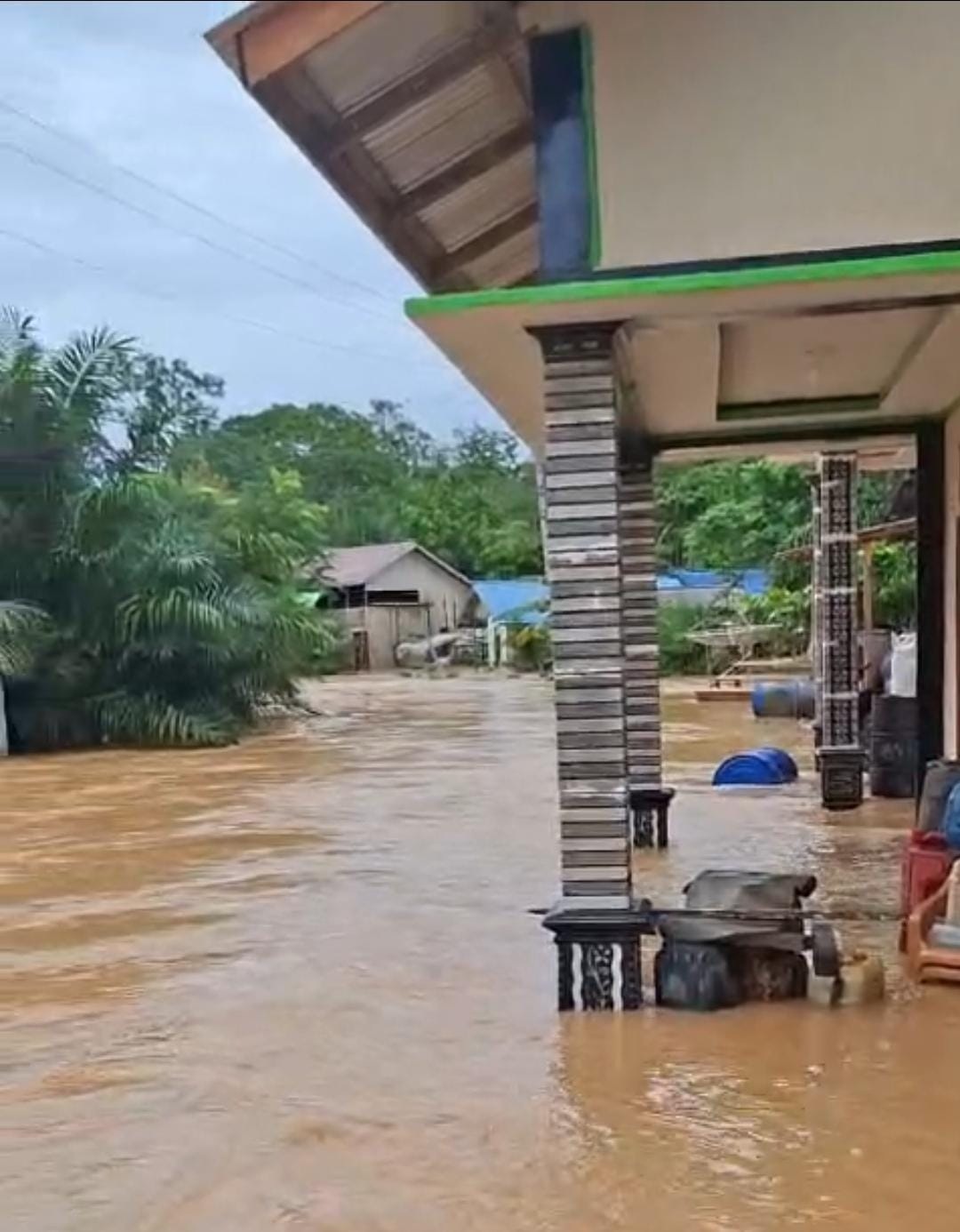 BANJIR SINTANG: Banjir besar merendam permukiman warga di Kecamatan Tempunak, Sintang. Warga bertahan di rumah sambil menjaga barang-barang agar tidak hanyut.