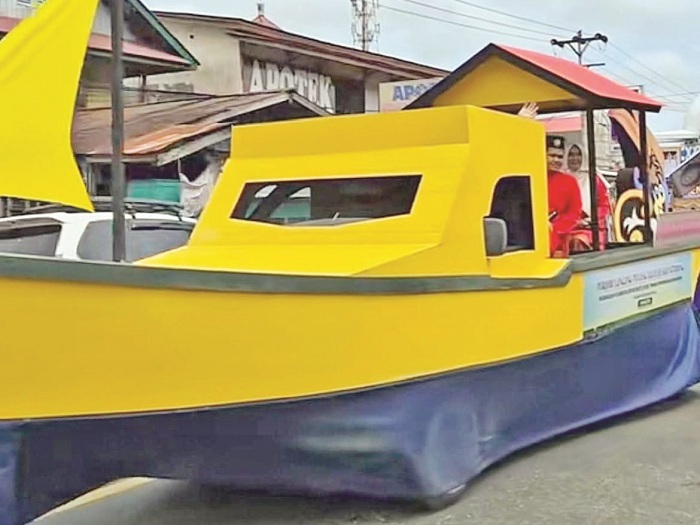 TUAI KRITIK: Penampilan mobil hias kafilah Ketapang di Pawai Taaruf MTQ XXXIII yang memicu polemik.