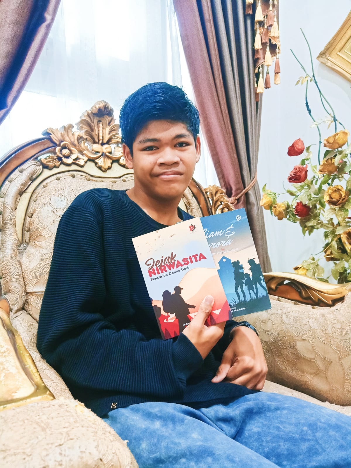 KARYA: Muhammad Rifqi Adnan menunjukkan novel karyanya.