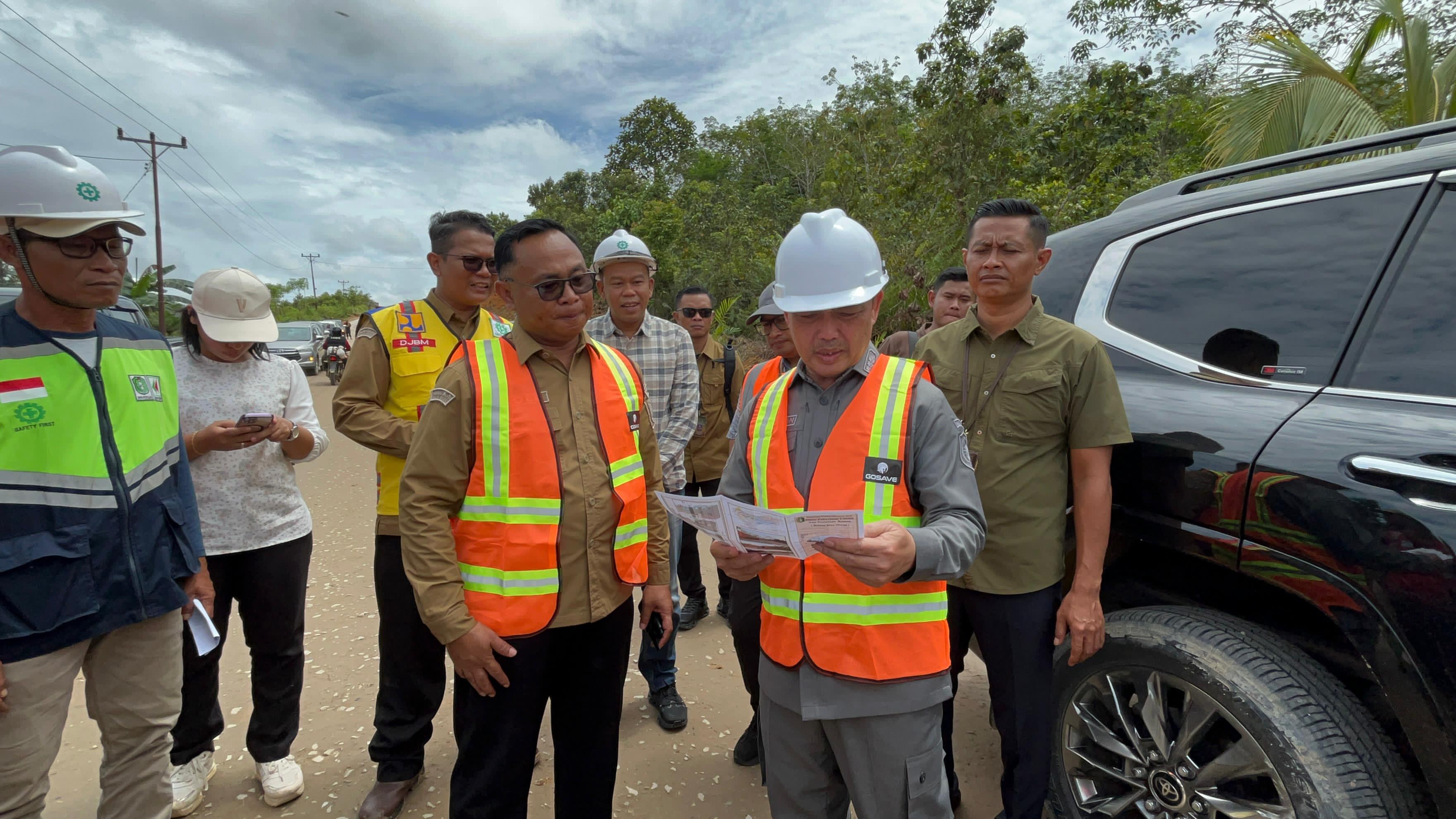 TINJAU: Gubernur Ria Norsan meninjau proyek pembangunan jalan, didampingi sejumlah pejabat dan tim teknis.