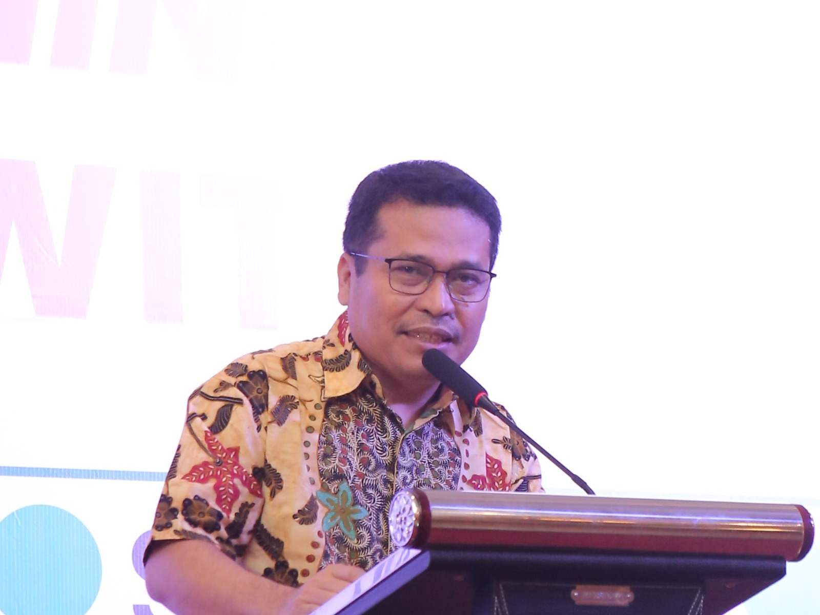 Sekjen POPSI Hendra J Purba menyampaikan pentingnya peningkatan produktivitas sawit rakyat dalam konferensi di Kalbar.