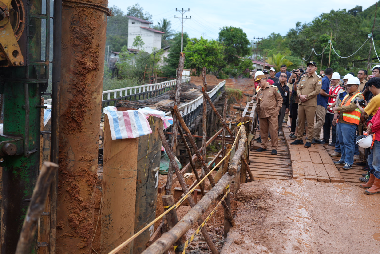 JEMBATAN: Gubernur Ria Norsan meninjau pembangunan jembatan.