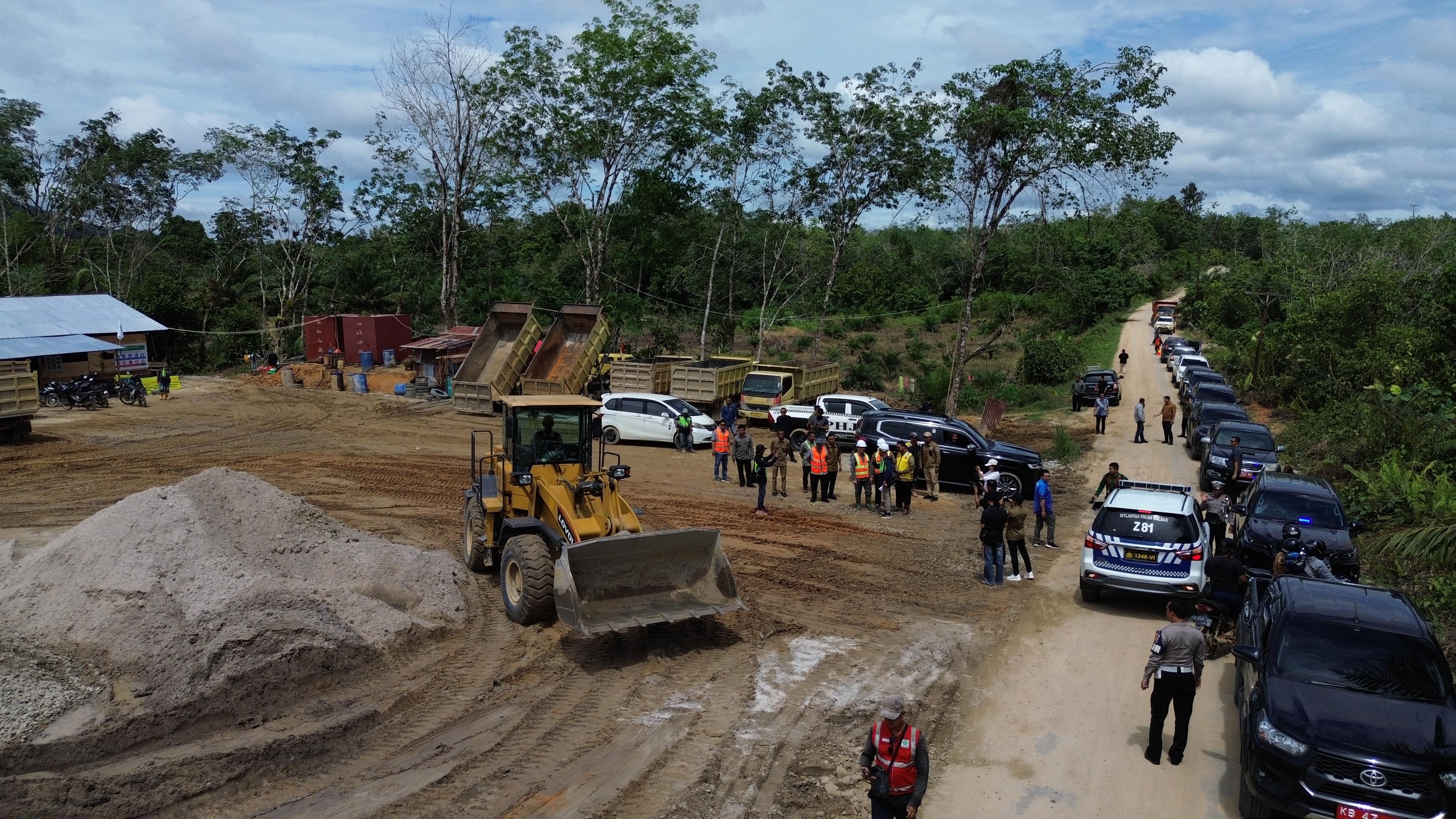LOKASI: Suasana peninjauan di lokasi pembangunan infrastruktur oleh Pemprov Kalbar.