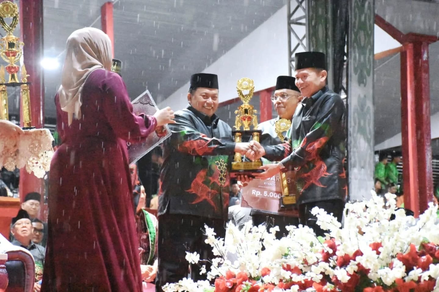 DAMPINGI: Wakil Bupati Sukiryanto mendampingi kafilah Kubu Raya pada penutupan MTQ XXXIII Tingkat Provinsi Kalbar di Kapuas Hulu.
