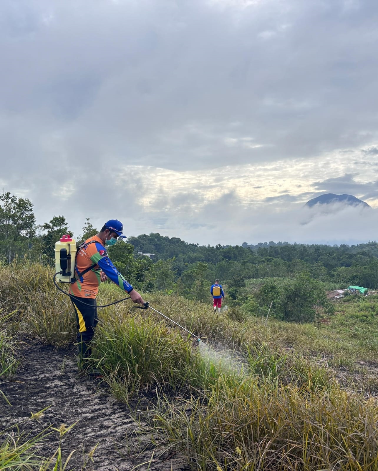 BUKA LAHAN: Personel Polres Sintang bersama Kapolres AKBP Sanny Handityo membuka lahan di Desa Jerora Satu untuk persiapan penanaman jagung.