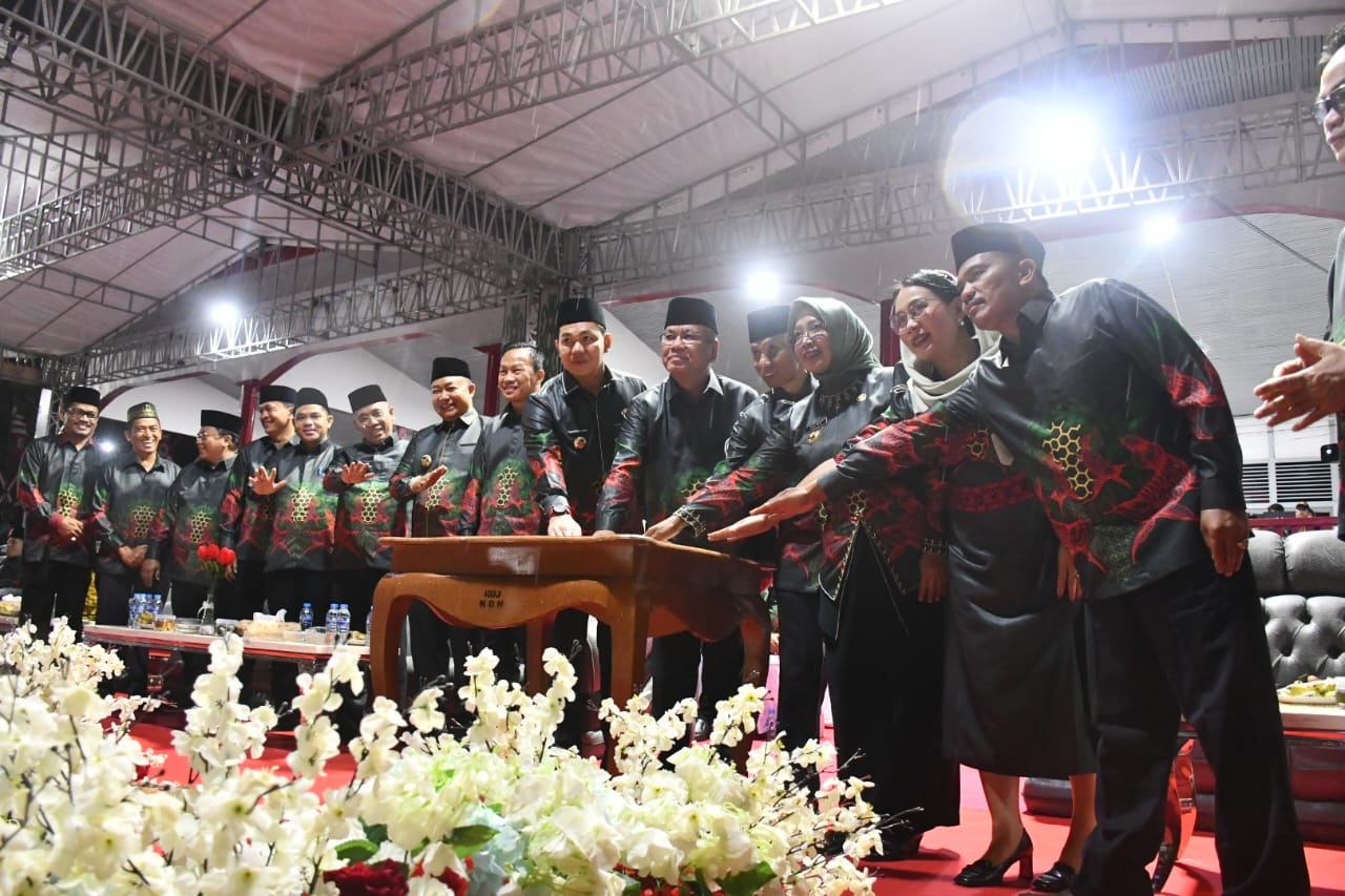 DIABADIKAN: Foto bersama kafilah Kayong Utara yang berhasil meraih peringkat ke-7 pada MTQ XXXIII tingkat Provinsi Kalbar.