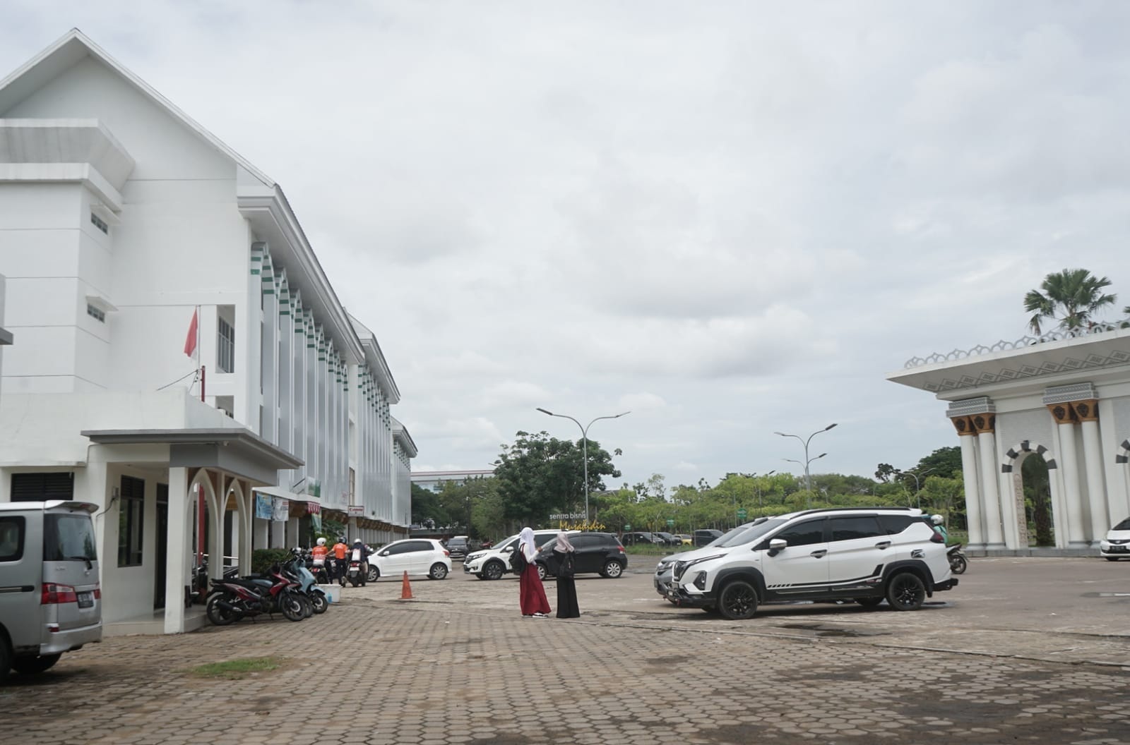 SMA MUJAHIDIN: Suasana SMA Mujahidin terlihat megah dari halaman depan. Mantan Gubernur Kalimantan Barat Sutarmidji memberi penjelasan mengenai pembangunan SMA Mujahidin Pontianak.