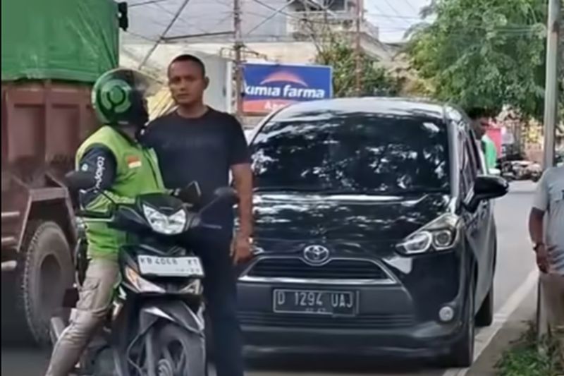 PENGANIAYAAN: Momen tegang anggota TNI berinisial AF usai memukul pengemudi ojek online di Jalan Panglima Aim, Pontianak Timur, Sabtu (20/9). Kejadian ini terekam warga dan menjadi bukti awal dalam pe