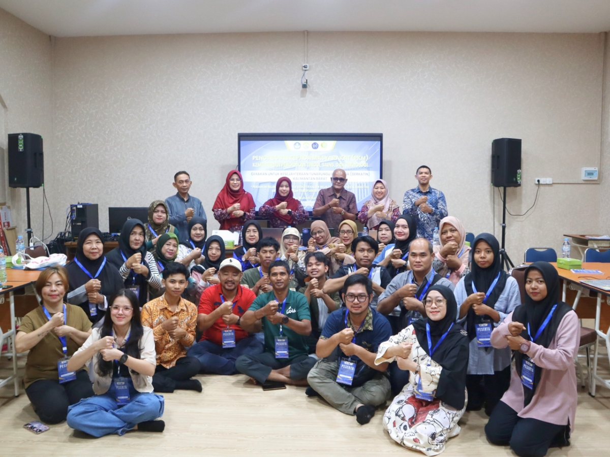 Dosen Universitas Muhammadiyah Pontianak Bersama DPD GERKATIN Kalimantan Barat Melakukan Kegiatan Pengabdian Kepada Masyrakat Di Ruang Smart Classroom UMP.