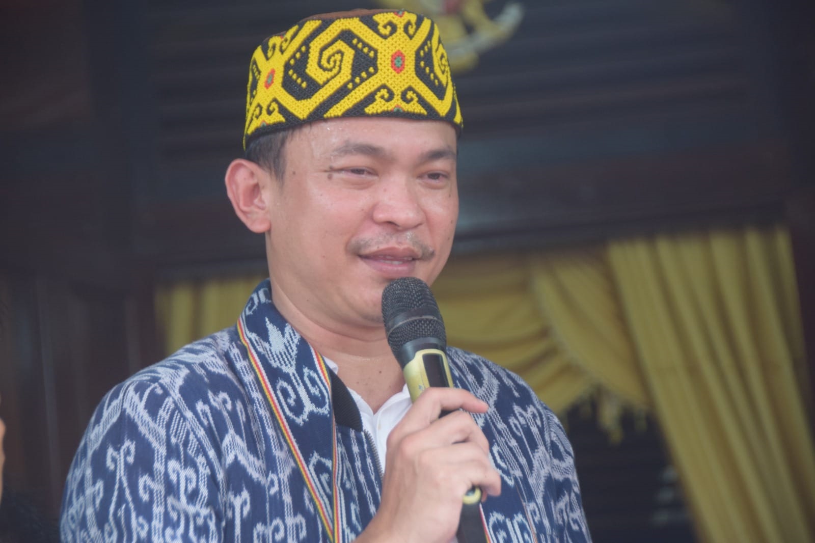 TANGGAPI KELUHAN: Wakil Bupati Sintang Florensius Ronny menanggapi keluhan warga soal kerusakan jalan di Tempunak Hulu.