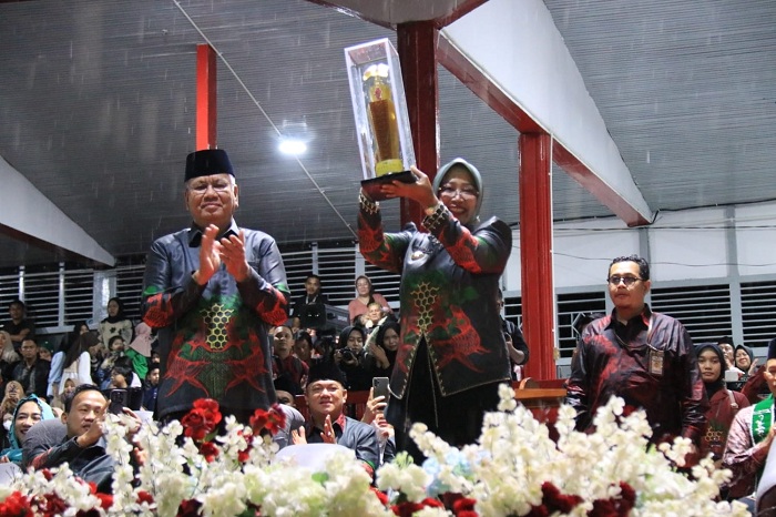 JUARA UMUM: Bupati Mempawah Erlina mengangkat piala dalam pelaksanaan MTQ tingkat provinsi, Kabupaten Mempawah menjadi juara umum.