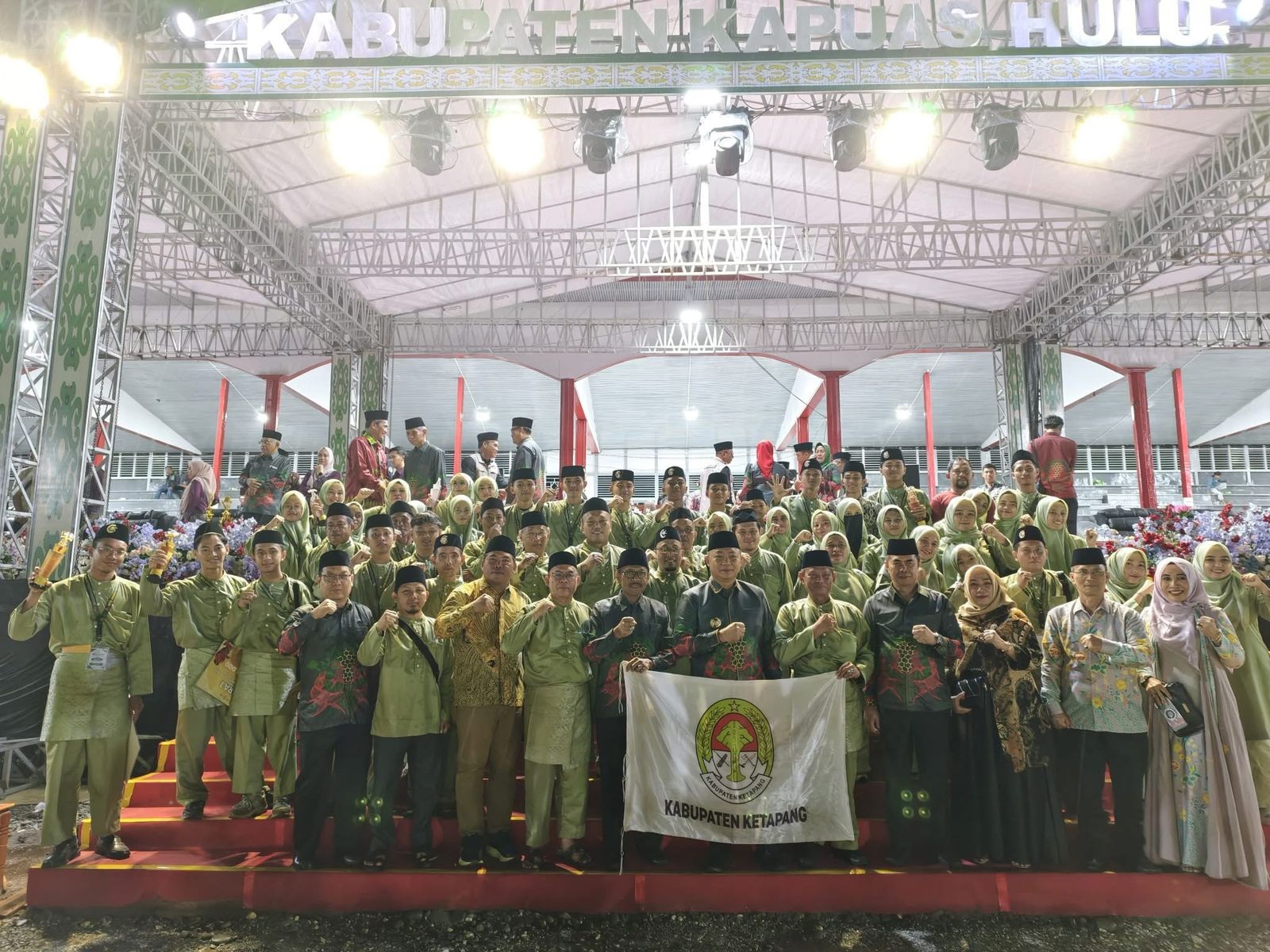HADIRI PENUTUPAN: Bupati Ketapang, Alexander Wilyo, bersama Kafilah Ketapang pada malam penutupan MTQ XXXIII Kalbar di GOR Uncak Kapuas, Kapuas Hulu, Sabtu (20/9) malam.