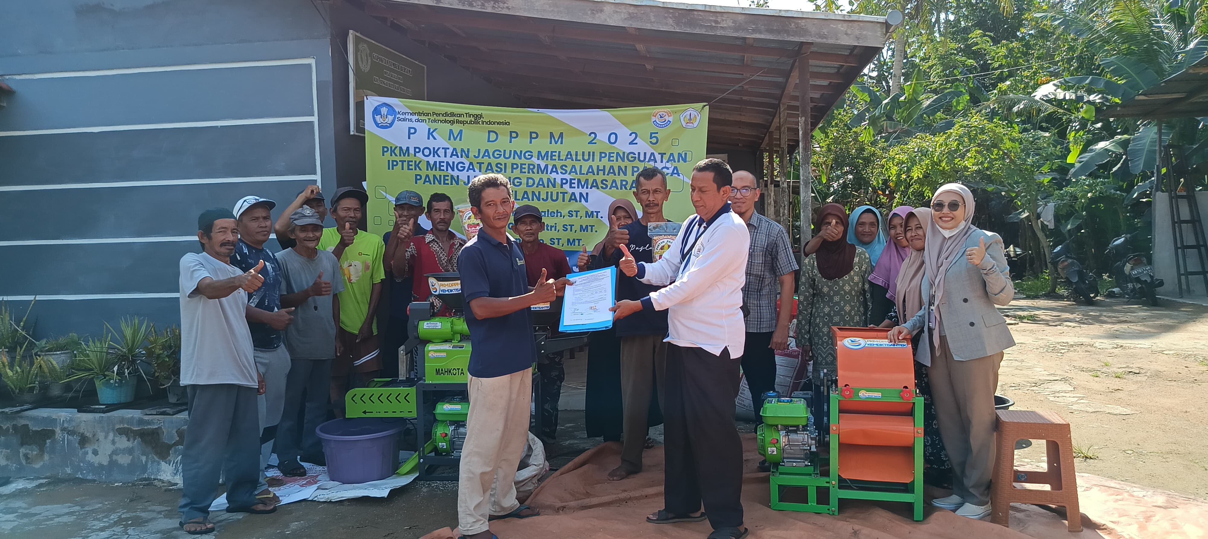 Petani Kelompok Tani Jagung &ldquo;Rajawali&rdquo; Desa Kuala Dua, Kubu Raya, menerima mesin pemipil jagung bantuan Program Kemitraan Masyarakat Universitas Tanjungpura, Senin (tanggal kegiatan).