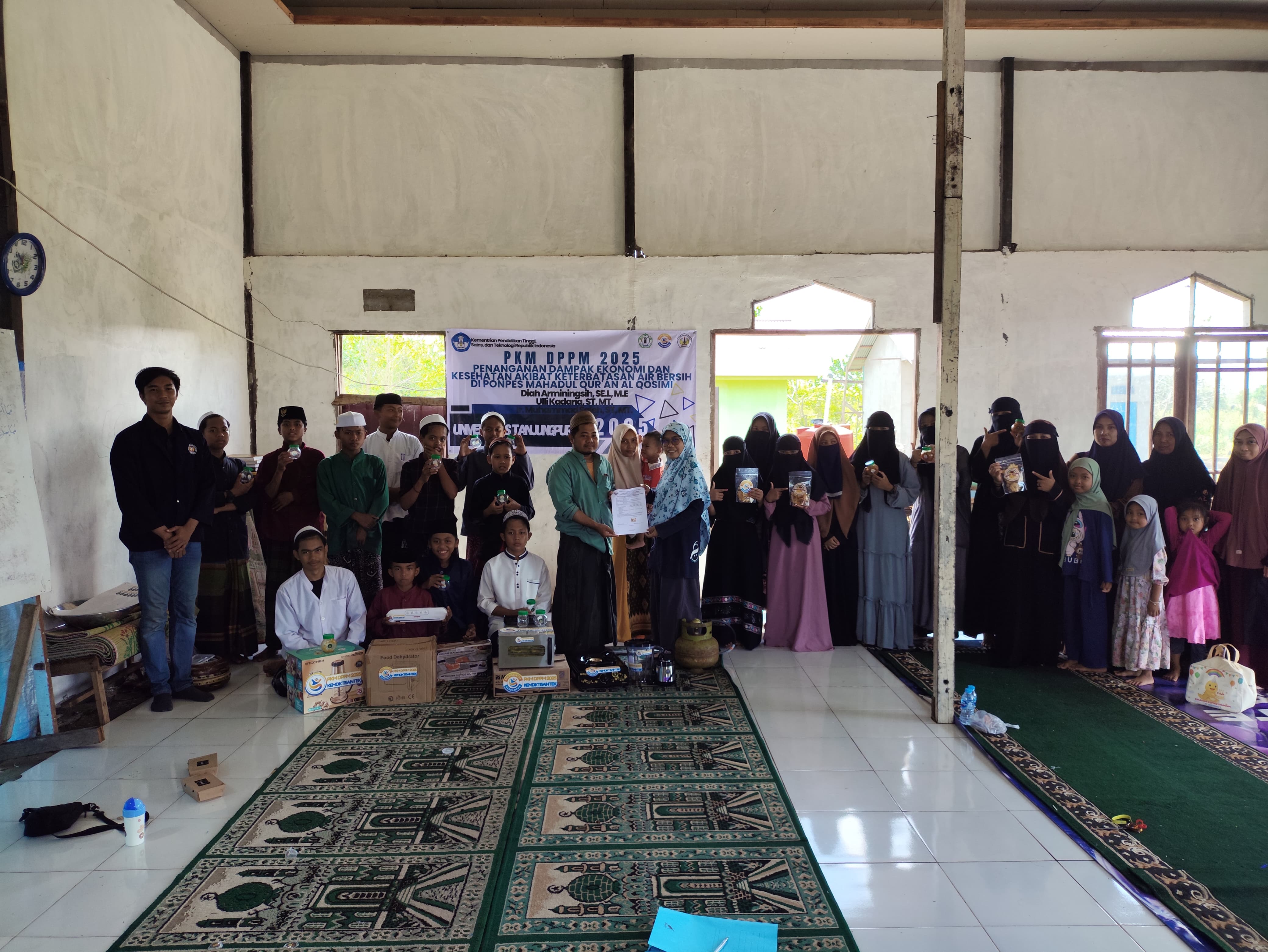 Tim PKM Universitas Tanjungpura (Untan) menyerahkan mesin pompa madu kelulut berstandar food grade kepada Kelompok Usaha Itama Mandiri di Desa Sungai Itik, Kubu Raya.