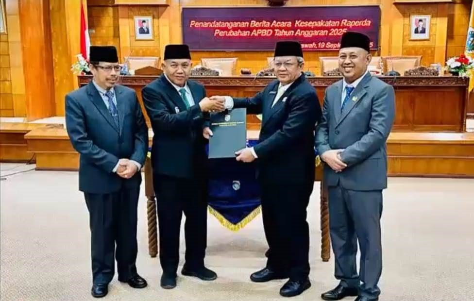 BERITA ACARA: Wabup Juli Suryadi menerima berita acara Perubahan APBD TA 2025 dari Ketua DPRD.