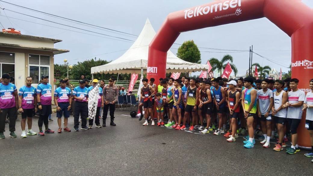 PESERTA: Wabup Juli Suryadi melepas peserta Mempawah Fun Run 2025.