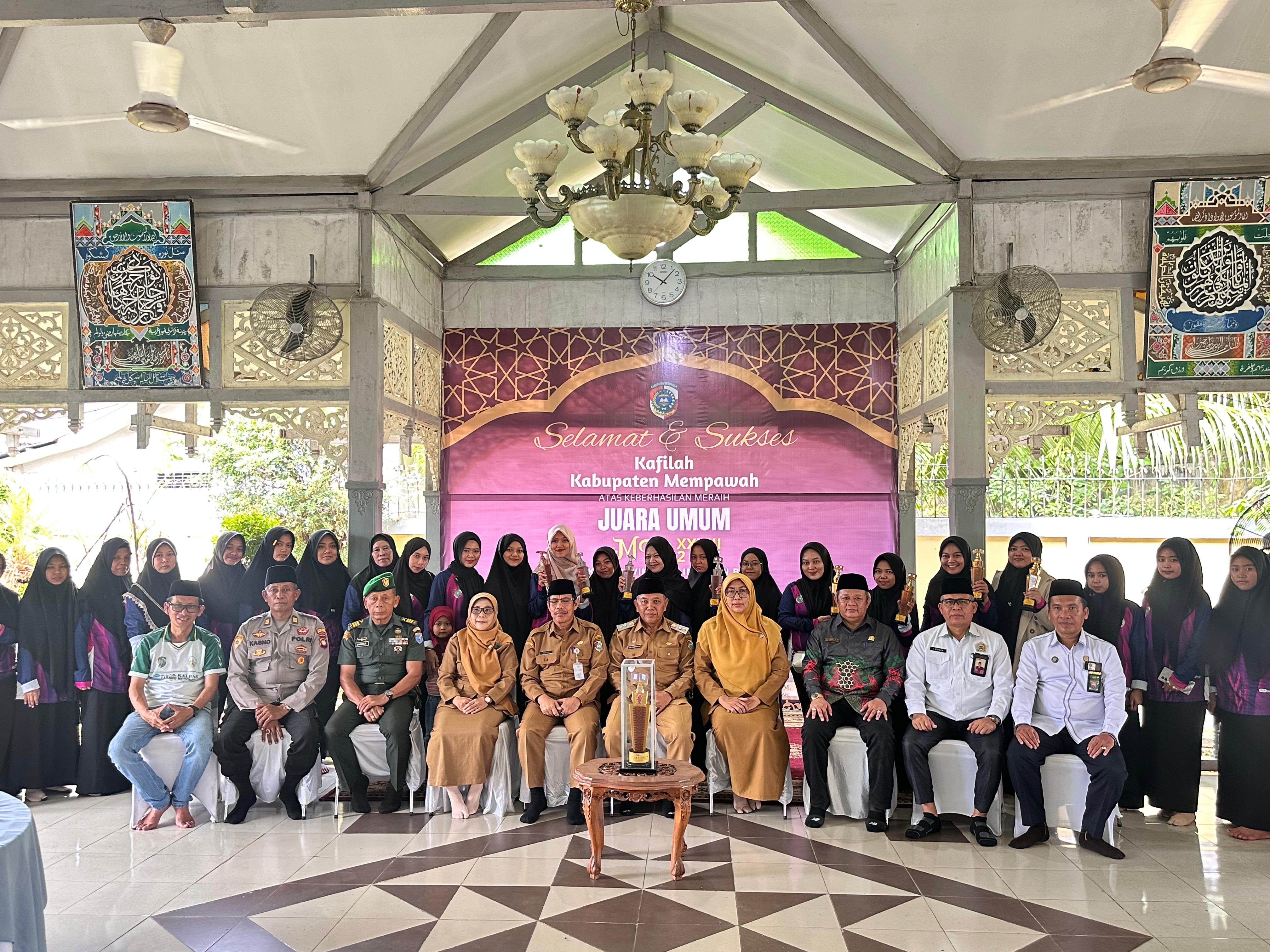 SAMBUT: Kafilah MTQ yang berhasil mempertahankan juara umum disambut di kediaman Dinas Bupati Mempawah.