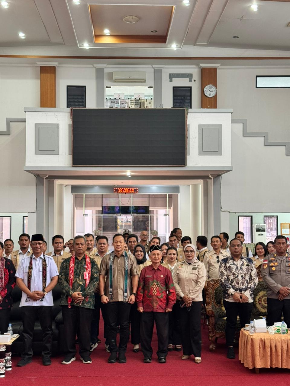 Foto bersama jajaran TMI Kapuas Hulu dan pejabat daerah usai pelantikan, Kamis (19/9/2025).