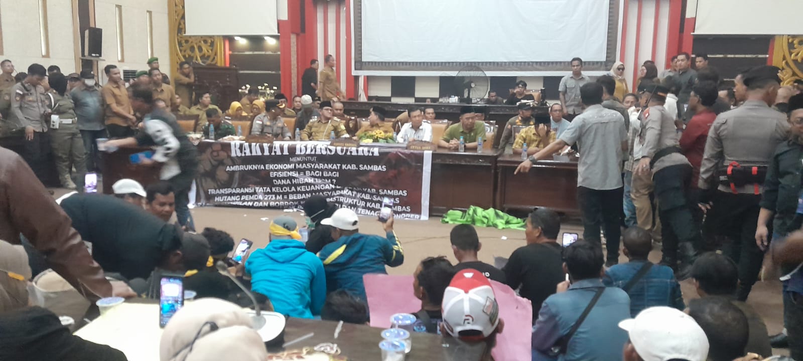 Bupati Sambas temui langsung massa aksi di kantor DPRD Sambas.
