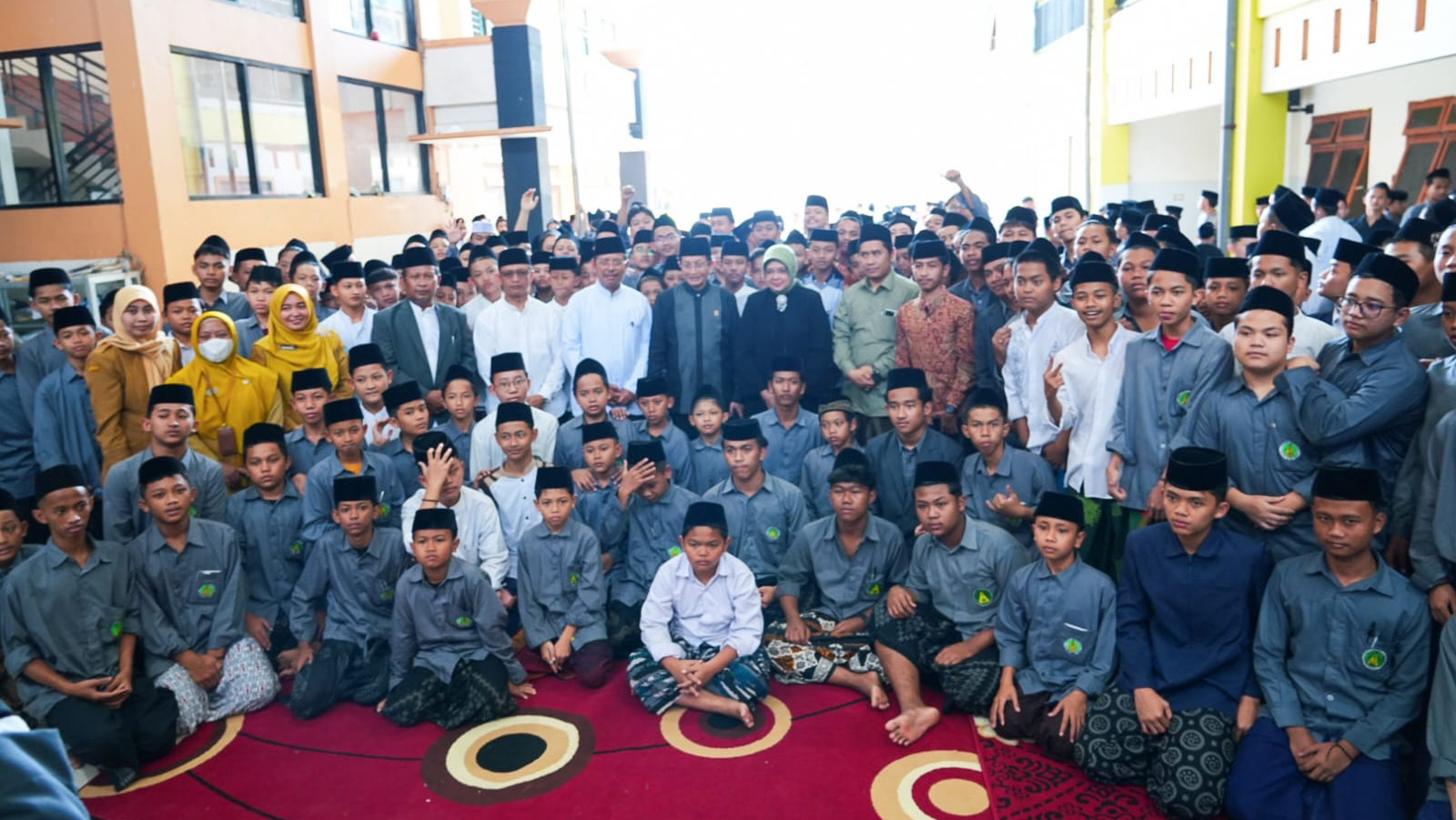 HARI SANTRI: Menag Nasaruddin Umar bersama pengasuh dan santri pesantren Tebuireng.