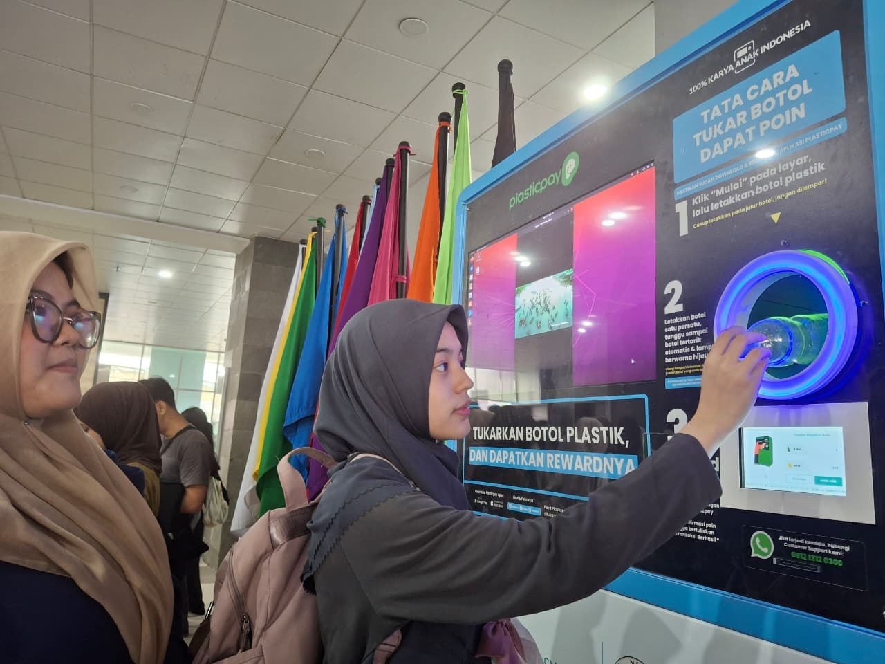 PENGELOLAAN SAMPAH: Reverse Vending Machine (RVM) di kampus Universitas Malang yang menerima penukaran sampah botol plastik dengan uang.