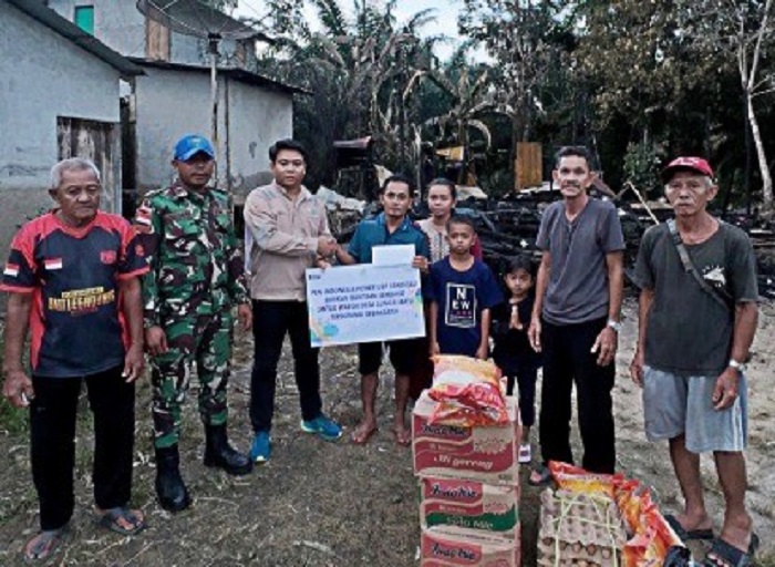 BANTUAN: Warga Sungai Batu di Sanggau menerima bantuan dari PT PLN Indonesia Power.