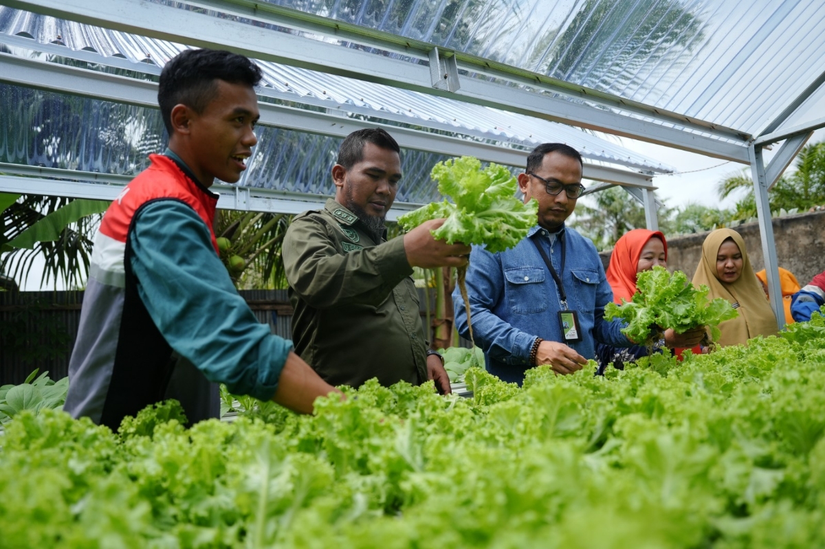 Warga pesisir mengikuti kegiatan program Bedelau Minapolitan, inisiatif Kilang Pertamina Dumai untuk kemandirian ekonomi, dan kelestarian lingkungan.