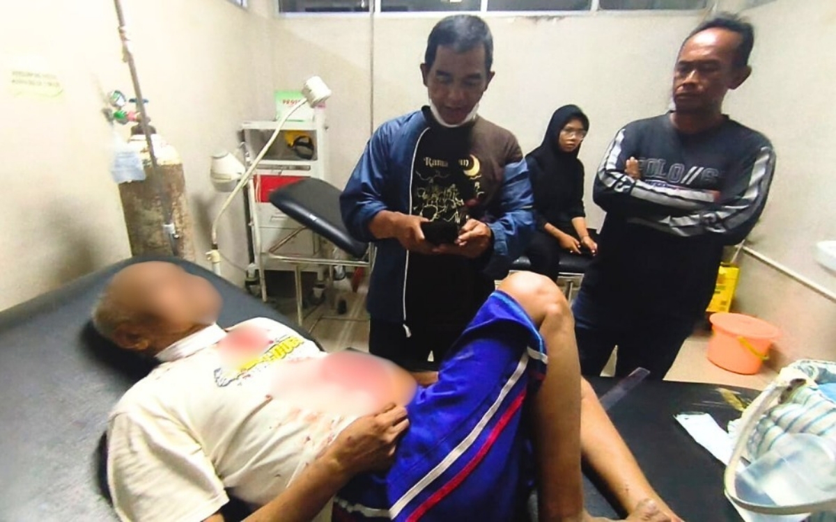 Korban pembacokan di Desa Pal Sembilan Sungai Kakap dilarikan ke RSUD Kota Pontianak pada Senin (22/9) malam.