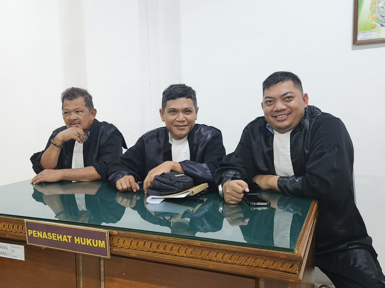 PENASEHAT : Tiga penasehat hukum 14 terdakwa kasus pengeroyokan di Bunut Hulu.
