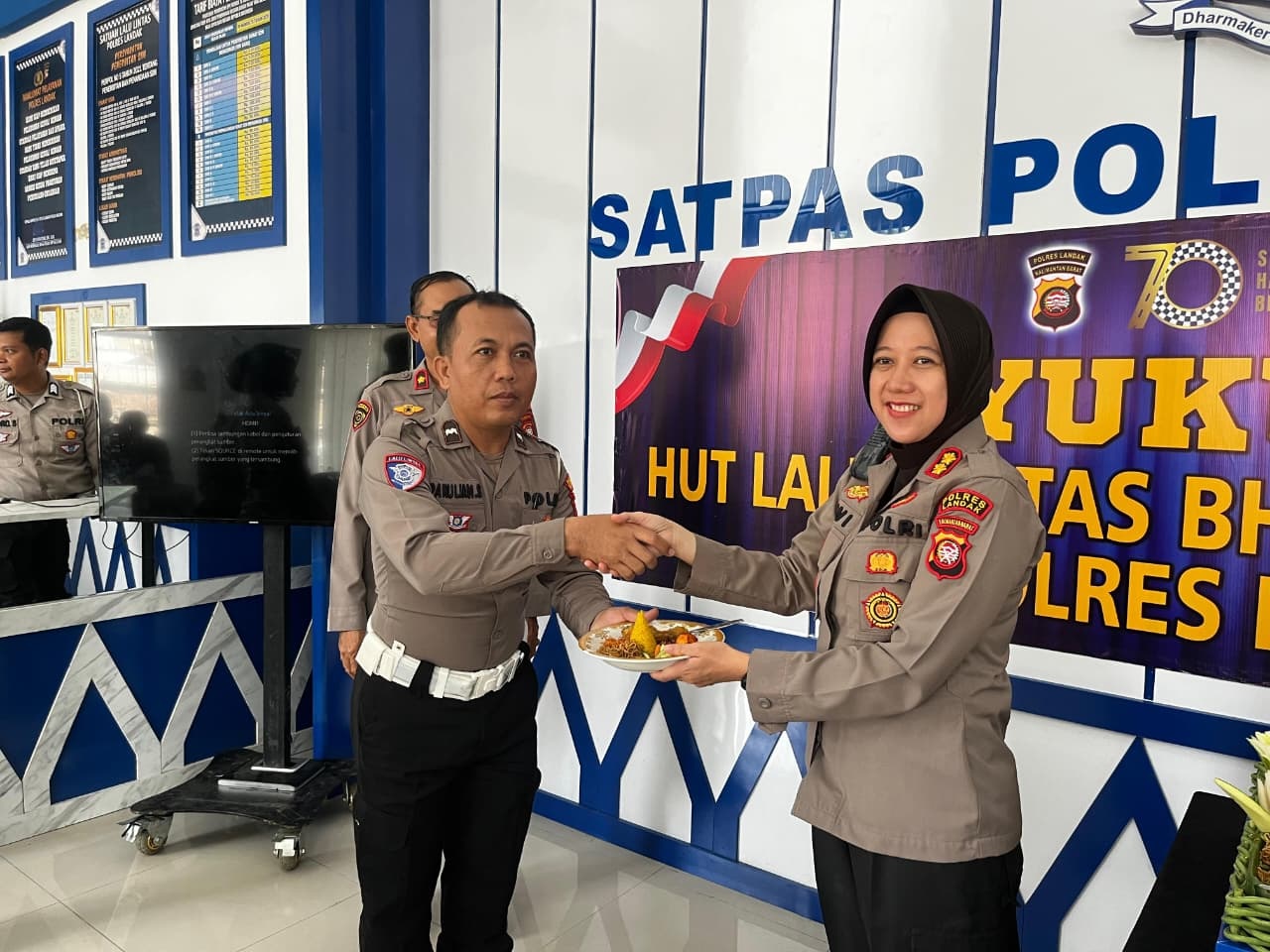 HUT : Kapolres Landak AKBP Devi Ariantari bersama anggota Sat Lantas Polres Landak saat merayakan HUT Lalu Lintas Bhatangkara ke 70 di Polres Landak