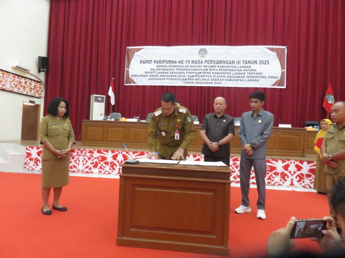 PENANDATANGANAN  : Sekda Landak Heri Adiwijaya dan Ketua DPRD Kabupaten Landak Herculanus Heriadi saat melakukan penandatanganan nota kesepakatan KUA-PPAS APBD 2026.