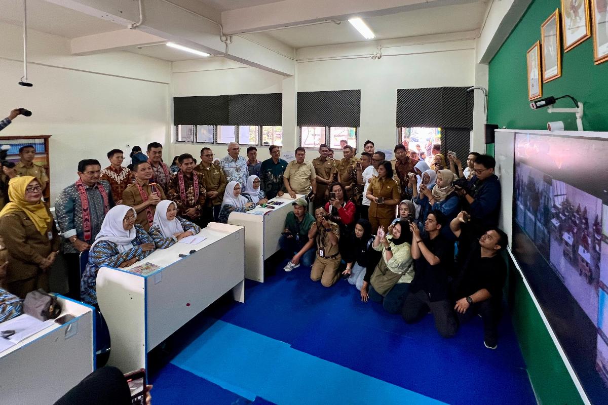 Gubernur Kalbar Ria Norsan membuka peluncuran dan demonstrasi program internet gratis untuk satuan pendidikan dan internet murah bagi masyarakat Kalbar, Selasa (23/9).&nbsp;