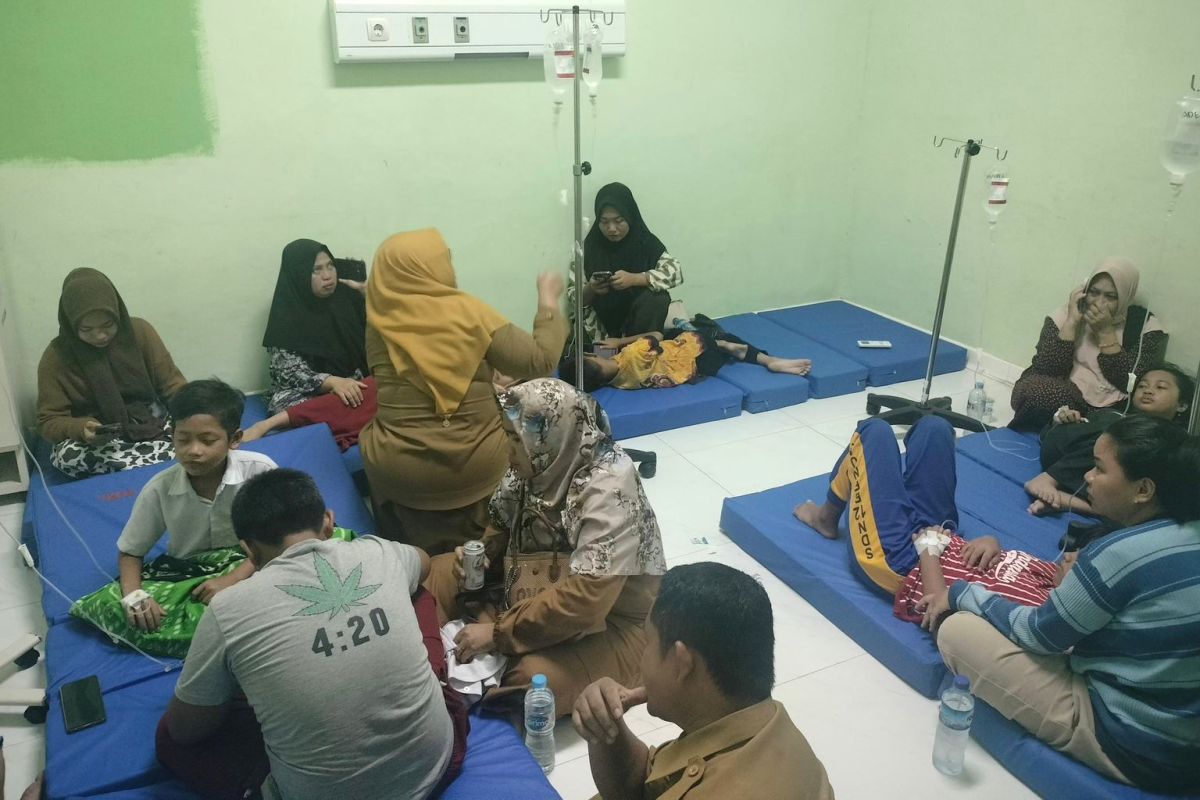 Sejumlah siswa yang diduga keracunan MBG menjalani perawatan di RSUD dr. Agoesdjam Ketapang, Selasa (23/9).