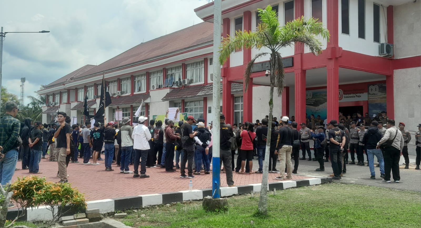 Aksi damai digelar sejumlah elemen masyarakat dari beberapa kecamatan di Kabupaten Sambas.