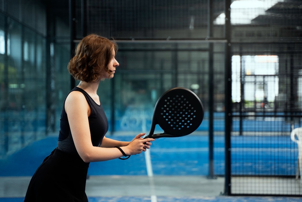 Ilustrasi bermain padel yang kini menjadi lebih populer dibanding tenis.