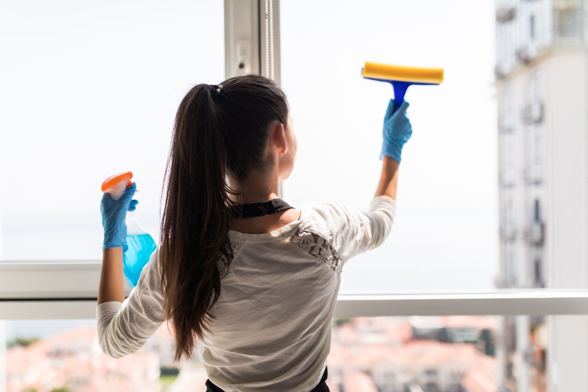 Cara membersihkan kaca jadi jernih seperti baru.