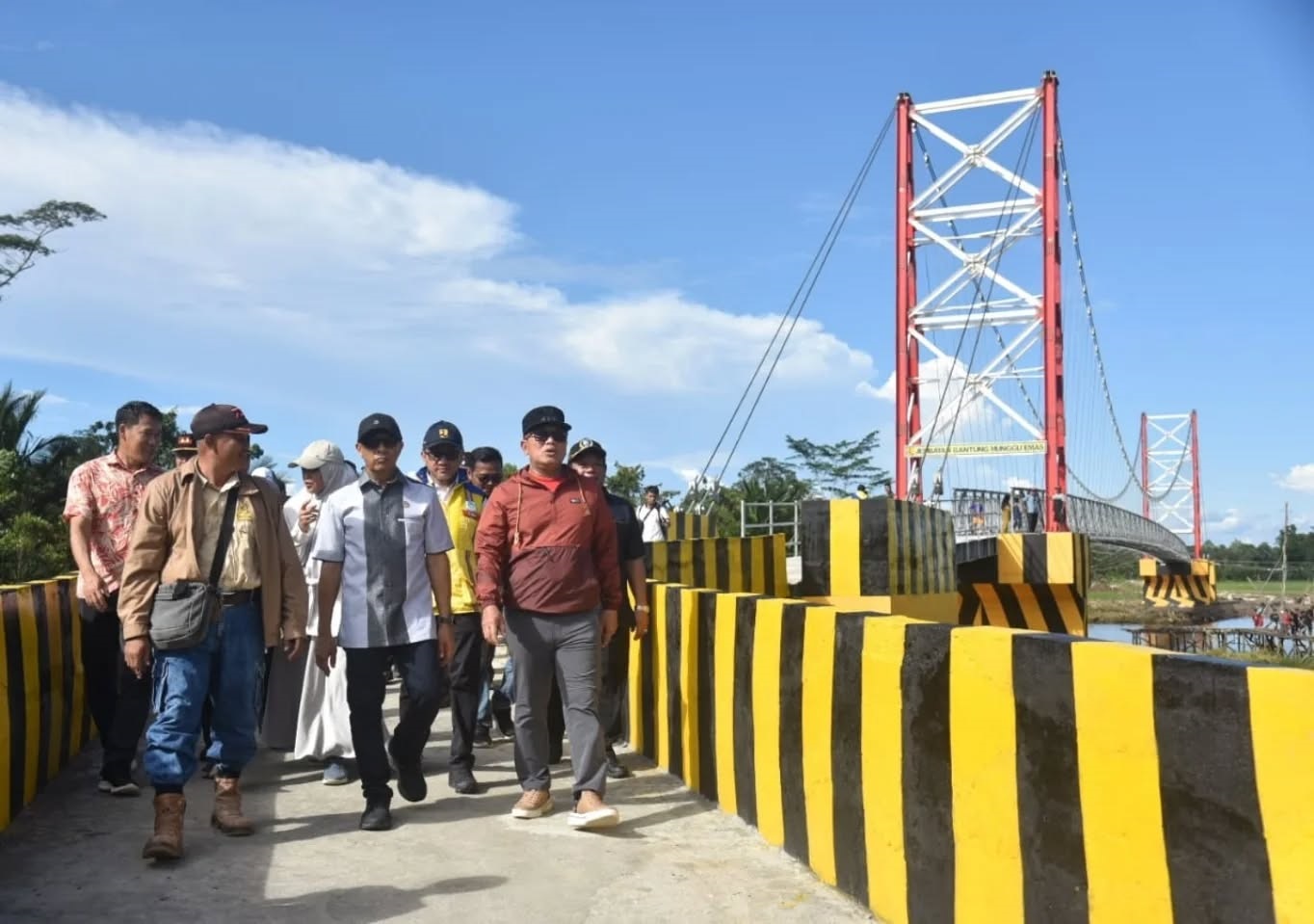 DIRESMIKAN: Sujiwo bersama Anggota DPR RI Syarif Abdullah Alkadrie dan Kepala BPJN Kalbar meresmikan Jembatan Gantung Munggu Emas di Desa Sungai Enau.