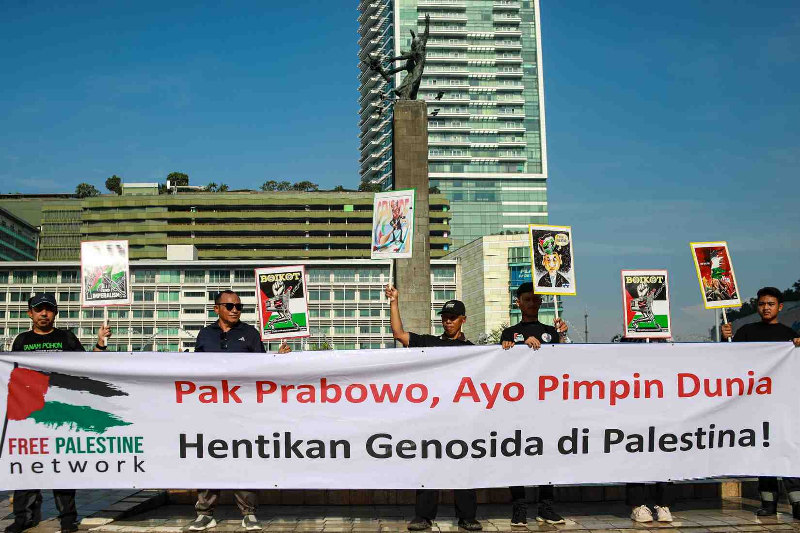 BELA PALESTINA: Massa yang tergabung dalam Free Palestine Network menggelar aksi di Bundaran HI, Jakarta, kemarin. Dalam aksinya, mereka meminta Presiden Prabowo Subianto untuk menyerukan penghentian