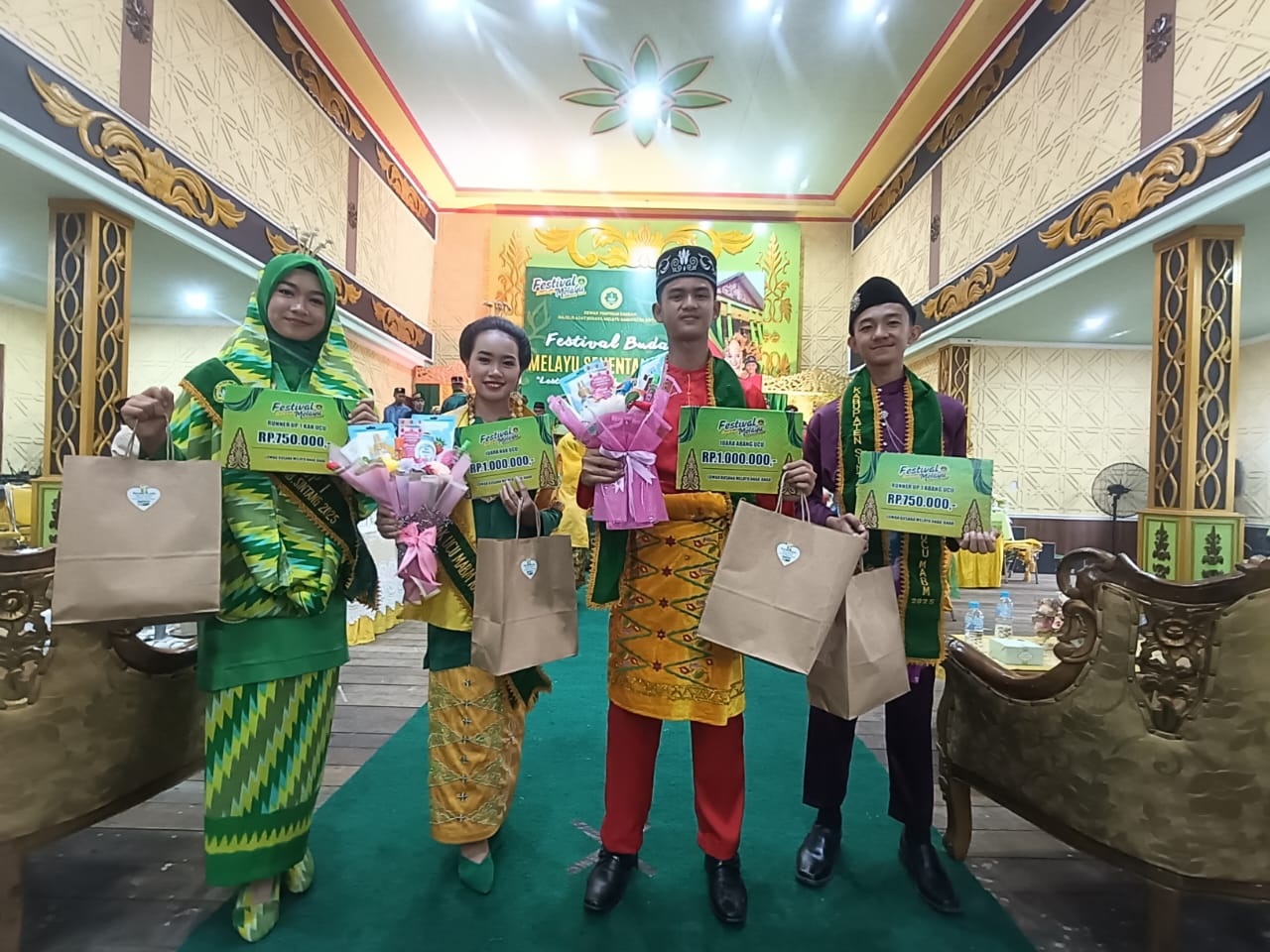 PEMENANG: Festival Budaya Melayu Senentang 2025 diwarnai dengan peragaan busana Melayu anak-anak yang digelar di Rumah Adat Melayu Tepak Sireh, Sintang.