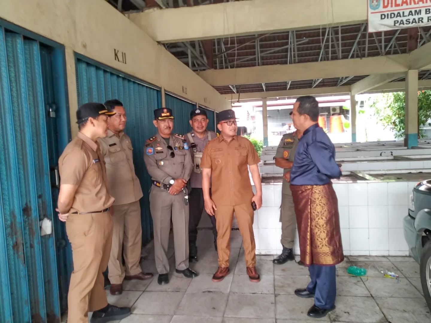 TINJAU: Sujiwo meninjau Pasar Sejati di Desa Parit Baru, Senin (22/9). Pasar yang sempat terbengkalai itu dipastikan segera difungsikan kembali.