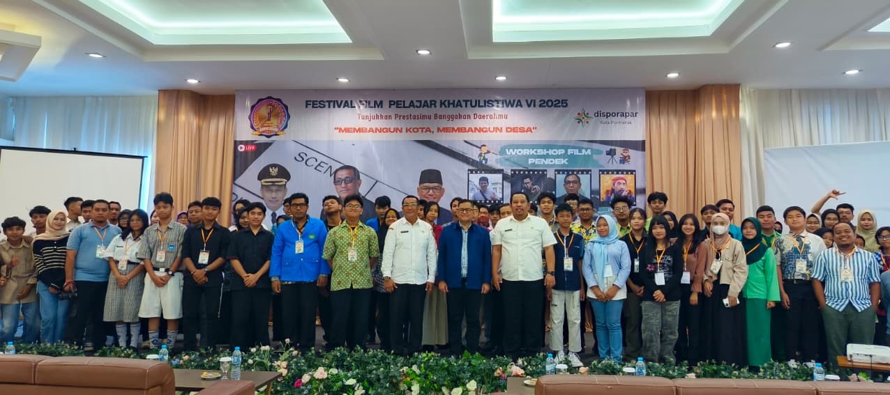 Foto bersama peserta Workshop Festival Film Pelajar Khatulistiwa (FFPK) ke-VI bersama Ketua P3I Kalbar, Zulfydar Zaidar Mochtar, dan Kepala Disporapar Kota Pontianak, Rizal Almutahar.