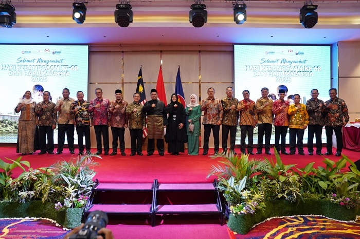POTONG KUE: Gubernur Kalbar Ria Norsan bersama Konsul Malaysia memotong kue saat peringatan Hari Malaysia di Pontianak.