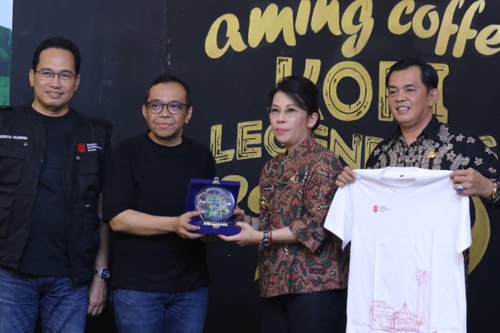 FOTO BERSAMA: Wali Kota Singkawang Tjhai Chui Mie dan Wakil Wali Kota Muhammadin bersama rombongan Equator Architexture Forum saat jamuan makan malam di Aming Coffee.