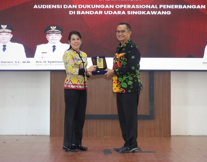 DIABADIKAN: Wali Kota Singkawang Tjhai Chui Mie dan Bupati Bengkayang Sebastianus Darwis berfoto bersama usai audiensi bahas dukungan operasional Bandara Singkawang.